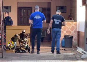 Homem sofre 2ª tentativa de assassinato e mãe e irmão acabam baleados em MT; vídeo mostra fuga de bandidos