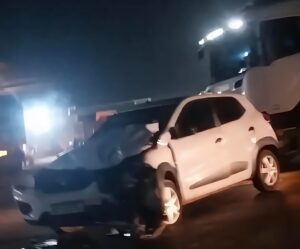 Motorista fica ferido após bater em carreta e destruir carro na BR-163 em Rondonópolis; vídeo