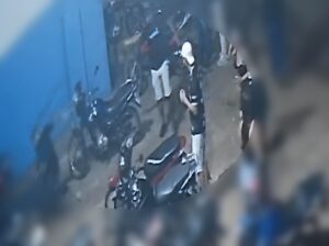 Vídeo impressionante mostra homem tentando matar rival, mas arma falha em frente a boate em MT