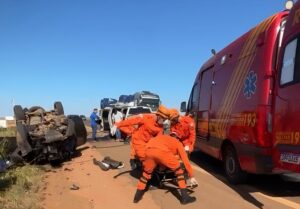 Caminhonetes batem de frente e ocupantes são arremessados para fora na BR-364; vídeo