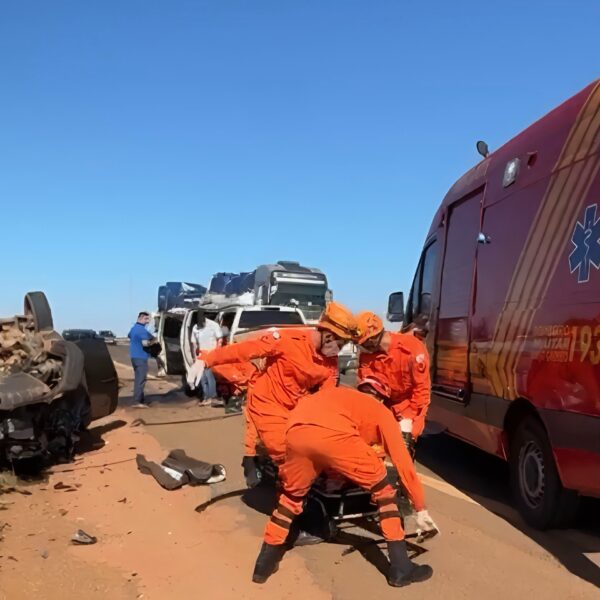 Caminhonetes batem de frente e ocupantes são arremessados para fora na BR-364; vídeo