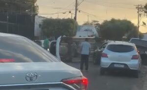 Motorista perde controle, bate em S10 estacionada e capota em Rondonópolis; vídeo