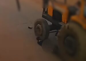 Vídeo mostra empilhadeira passando por cima e por pouco não esmagando cabeça de trabalhador em MT