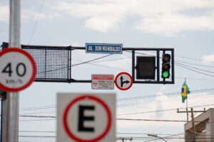 Semáforos de Rondonópolis recebem placas de identificação das ruas e avenidas