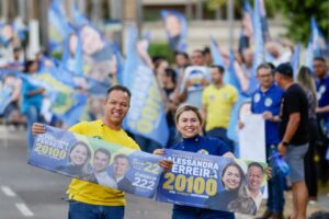 Alessandra Ferreira reúne grande número de apoiadores durante adesivaço