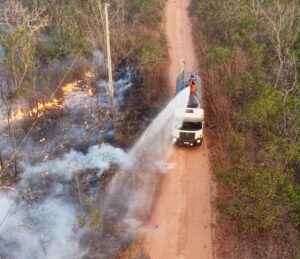 Após atuação intensa da Prefeitura e do Corpo de Bombeiros, incêndio em área do Exército é extinto