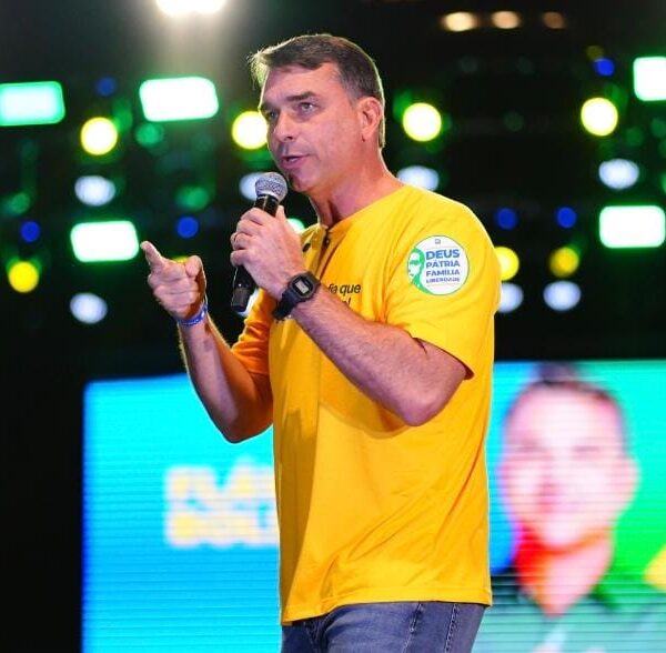 Flávio Bolsonaro supera Lula em eventual 2º turno, aponta pesquisa