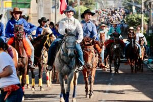 Prefeito Cláudio Ferreira e primeira-dama Alessandra se destacam ao integrarem Cavalgada da Exposul