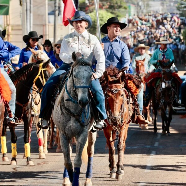 Prefeito Cláudio Ferreira e primeira-dama Alessandra se destacam ao integrarem Cavalgada da Exposul