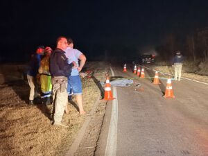 Veículo atinge traseira de moto, mata motociclista e motorista foge sem prestar socorro na BR-364; imagens