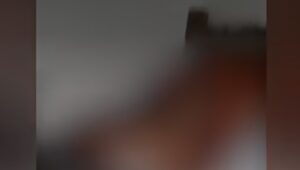Filha maldita mata pai acamado a facadas, grava o crime e compartilha vídeo nas redes sociais; cena chocante 