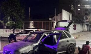 ‘Cego de bêbado’, motorista destrói carro no meio-fio e não fala nada com nada em Rondonópolis; imagens