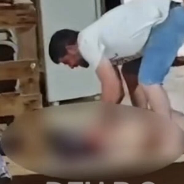 Vídeo mostra homem amassando cabeça de colega a pauladas até a morte em alojamento em MT