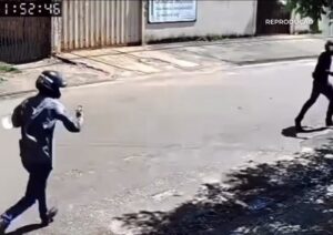 Criminosos tentam matar jovem a tiros na frente dos avós em MT; vídeo mostra movimentação da dupla