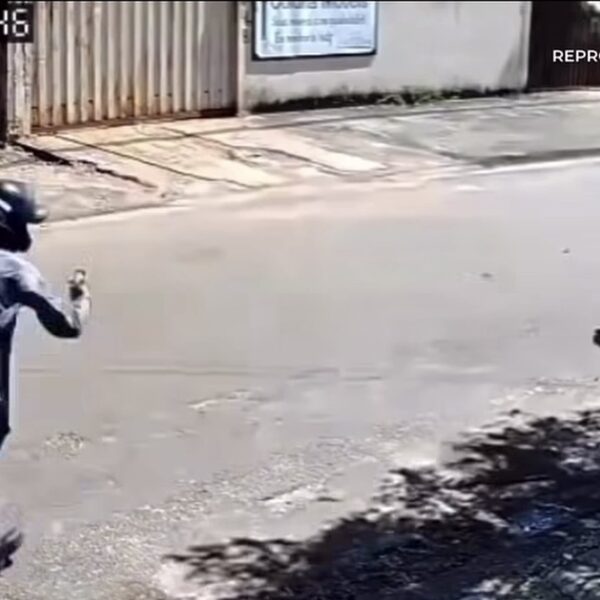 Criminosos tentam matar jovem a tiros na frente dos avós em MT; vídeo mostra movimentação da dupla