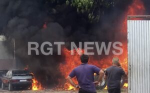 Vídeos mostram forte incêndio que destruiu cavalo mecânico e carro em Rondonópolis