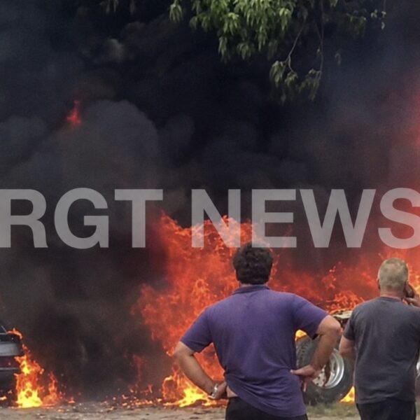 Vídeos mostram forte incêndio que destruiu cavalo mecânico e carro em Rondonópolis