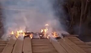 Ponte que liga Naboreiro à Vila Bueno é incendiada e deixa região isolada em Rondonópolis; vídeo