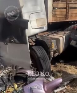 Motociclista tem pernas esmagadas por carreta em grave acidente e acaba no Hospital Regional; vídeo
