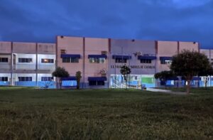 Câmeras flagram dupla invadindo e depredando escola em Rondonópolis