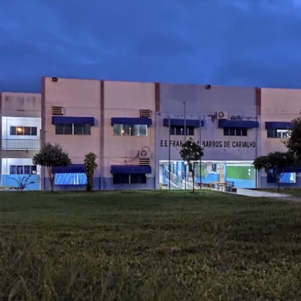 Câmeras flagram dupla invadindo e depredando escola em Rondonópolis