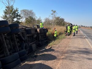 Motorista morre após carreta tombar e pegar fogo na BR-364; vídeo