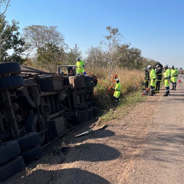 Motorista morre após carreta tombar e pegar fogo na BR-364; vídeo