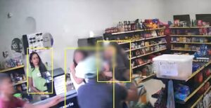 Mulher acaba no Hospital Regional após ser brutalmente esfaqueada pelo ex; vídeo mostra ataque