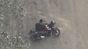 Tarado é flagrado por drone se satisfazendo no meio da rua e PM realizando prisão