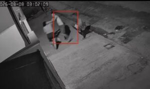 Homem espanca esposa com bebê no colo e se mata após ser flagrado em MT; assista