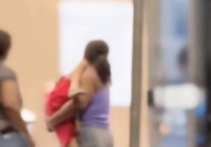 Criança para em estado grave no Hospital Regional após ser atropelada enquanto brincava de bicicleta; vídeo