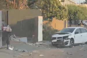 Vídeo mostra rastro de destruição deixado por motorista após colidir com carros e muro em Rondonópolis
