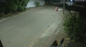 Câmera registra momento em que entregador bate em carreta e morre em Rondonópolis; assista
