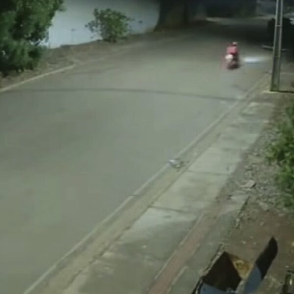 Câmera registra momento em que entregador bate em carreta e morre em Rondonópolis; assista
