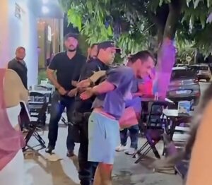 Homem esfaqueia ex no pescoço com canivete no meio de bar e vídeo mostra prisão em MT