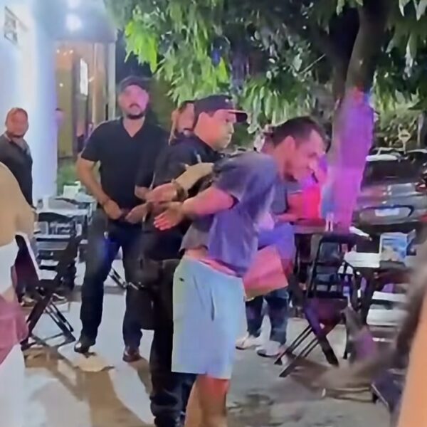 Homem esfaqueia ex no pescoço com canivete no meio de bar e vídeo mostra prisão em MT