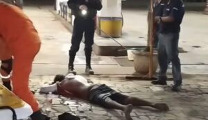 Homem é brutalmente esfaqueado após briga em posto e acaba em estado grave no Hospital Regional; vídeo