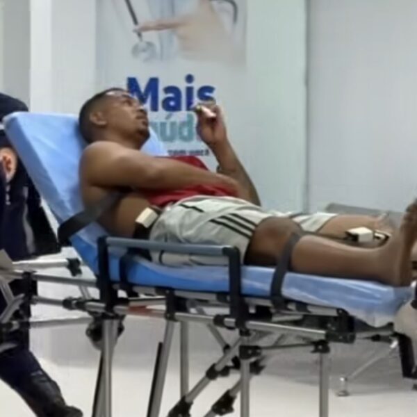 Suposta amante esfaqueia ‘garanhão’ durante briga com esposa e vídeo mostra chegada ao Hospital Regional