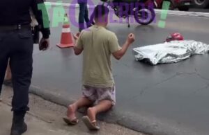 Filho se ajoelha e reza ao lado do corpo do pai após atropelamento na Fernando Côrrea; assista