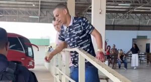 Homem acaba no Hospital Regional após ser baleado por faccionados dentro de rodoviária; vídeo mostra vítima baleada