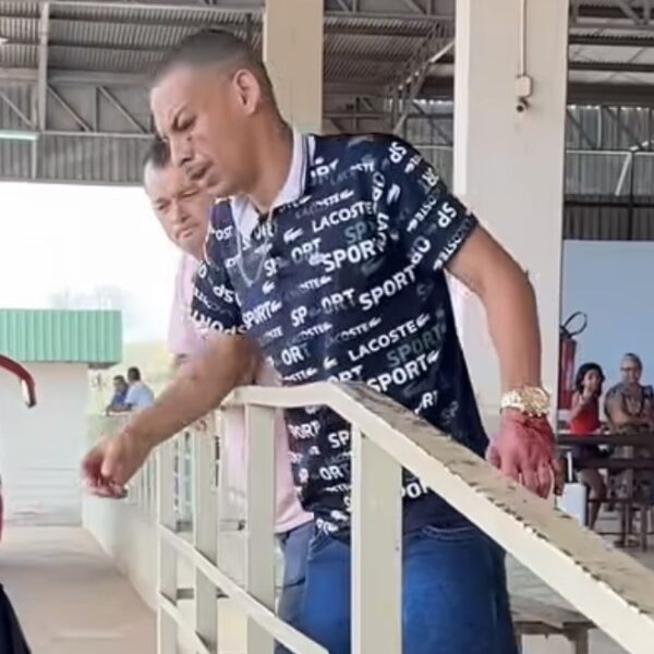 Homem acaba no Hospital Regional após ser baleado por faccionados dentro de rodoviária; vídeo mostra vítima baleada