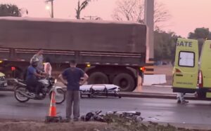 Motociclista fica ferido após forte colisão na BR-163 em Rondonópolis; vídeo
