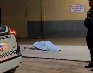 Jovem é assassinado próximo a tabacaria enquanto tomava última cerveja em MT; vídeo forte