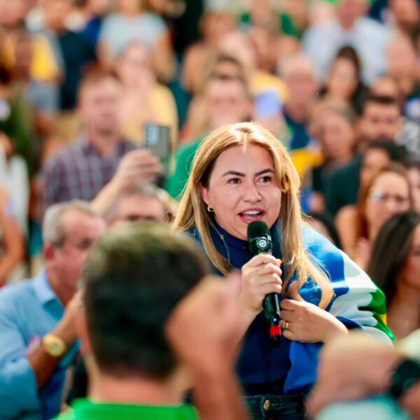 Alessandra Ferreira convida lideranças para alinhamento e recebe multidão: campanha nasce com força popular