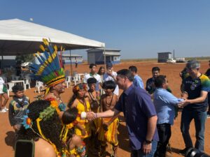 Medeiros leva Flávio Bolsonaro a aldeia Parecis e se reúne com lideranças indígenas