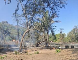 Vídeo mostra desespero de morador ao ver casa ser destruída pelas chamas em Rondonópolis; família pede ajuda