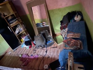 Homem enforca companheira, destrói e incendeia objetos dentro de casa em MT; veja imagens