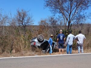 Motorista sobrevive ao 26º acidente após capotar carro com o pai e mostra bíblia em Rondonópolis: “Deus salva os seus filhos”