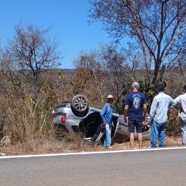 Motorista sobrevive ao 26º acidente após capotar carro com o pai e mostra bíblia em Rondonópolis: “Deus salva os seus filhos”
