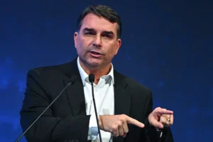 Flávio aciona TSE contra fala de Lula sobre contas de Bolsonaro